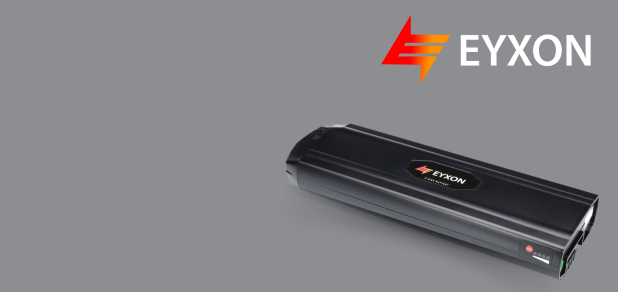 Billede af et eyxon-batteri i et mørkt rum med eyxon-logoet