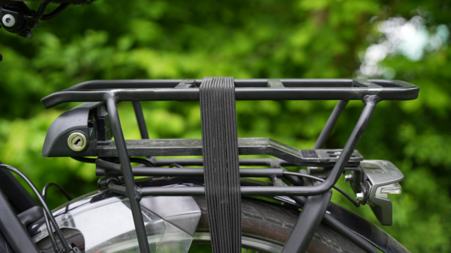 Hvordan monterer jeg batteriet pa min E-bike Vision-bagagagebaerer?