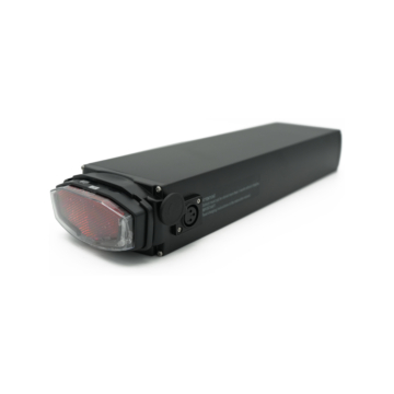 Trekvartsvinkel af Promovec Carrier 6.2XL 36V 11Ah cykelbatteri. Baglygten på batteriet og opladningsporten er synlige.