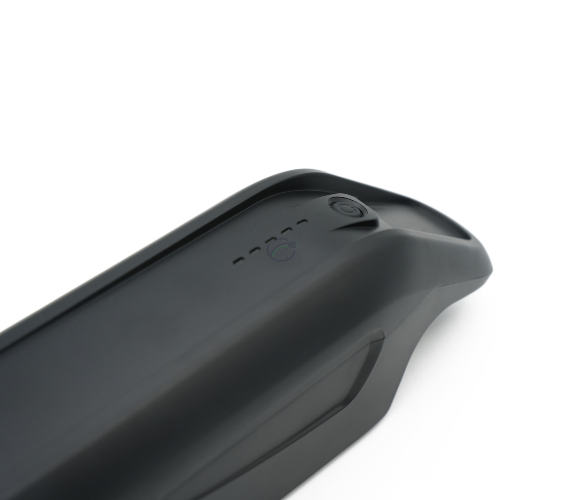 Nærbillede af fronten af AEG DownTube 36V 10.4Ah erstatningscykelbatteri, hvor LED-indikatoren og power-knappen er tydeligt synlige.
