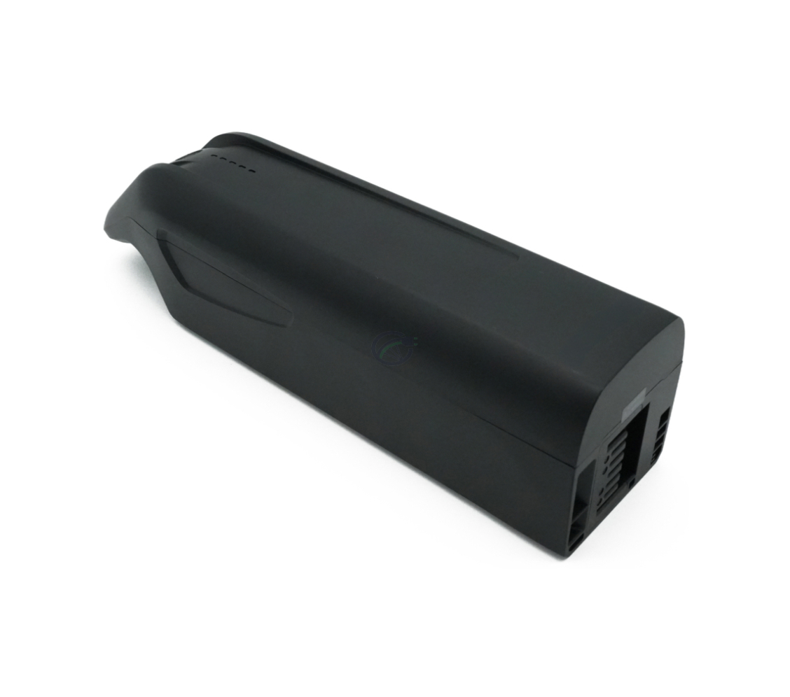 Nærbillede i trekvartsvinkel af AEG DownTube 36V 12.8Ah erstatningscykelbatteri, hvor batteriet er tydeligt synligt.
