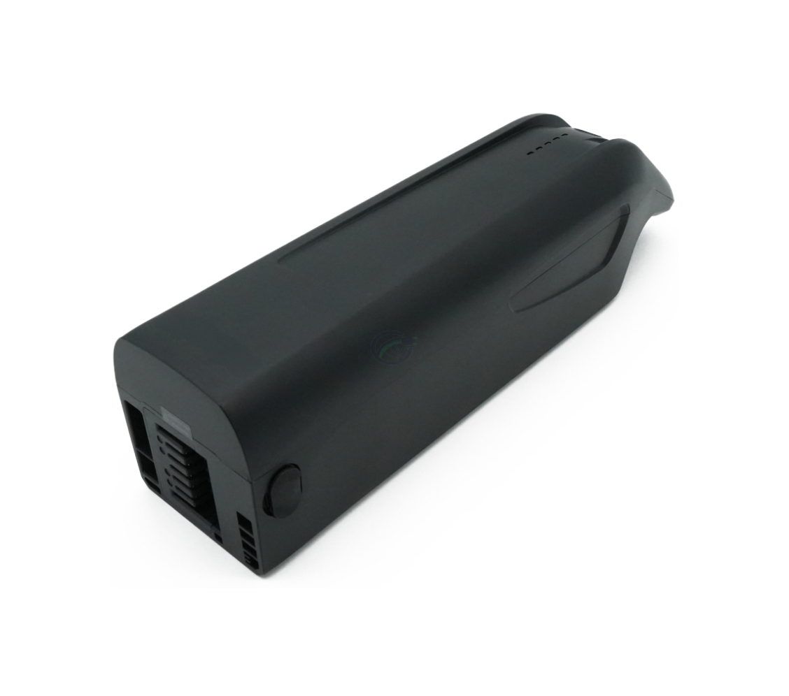 Trekvartsvinkel af AEG DownTube 36V 10.4Ah erstatningscykelbatteri, hvor tilslutningen er tydeligt synlig.
