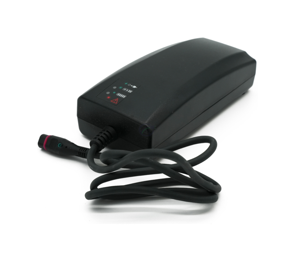Trekvartsvinkel af Alber Neodrives Z20 V8 RS opladeren med ladeindikatoren synlig.