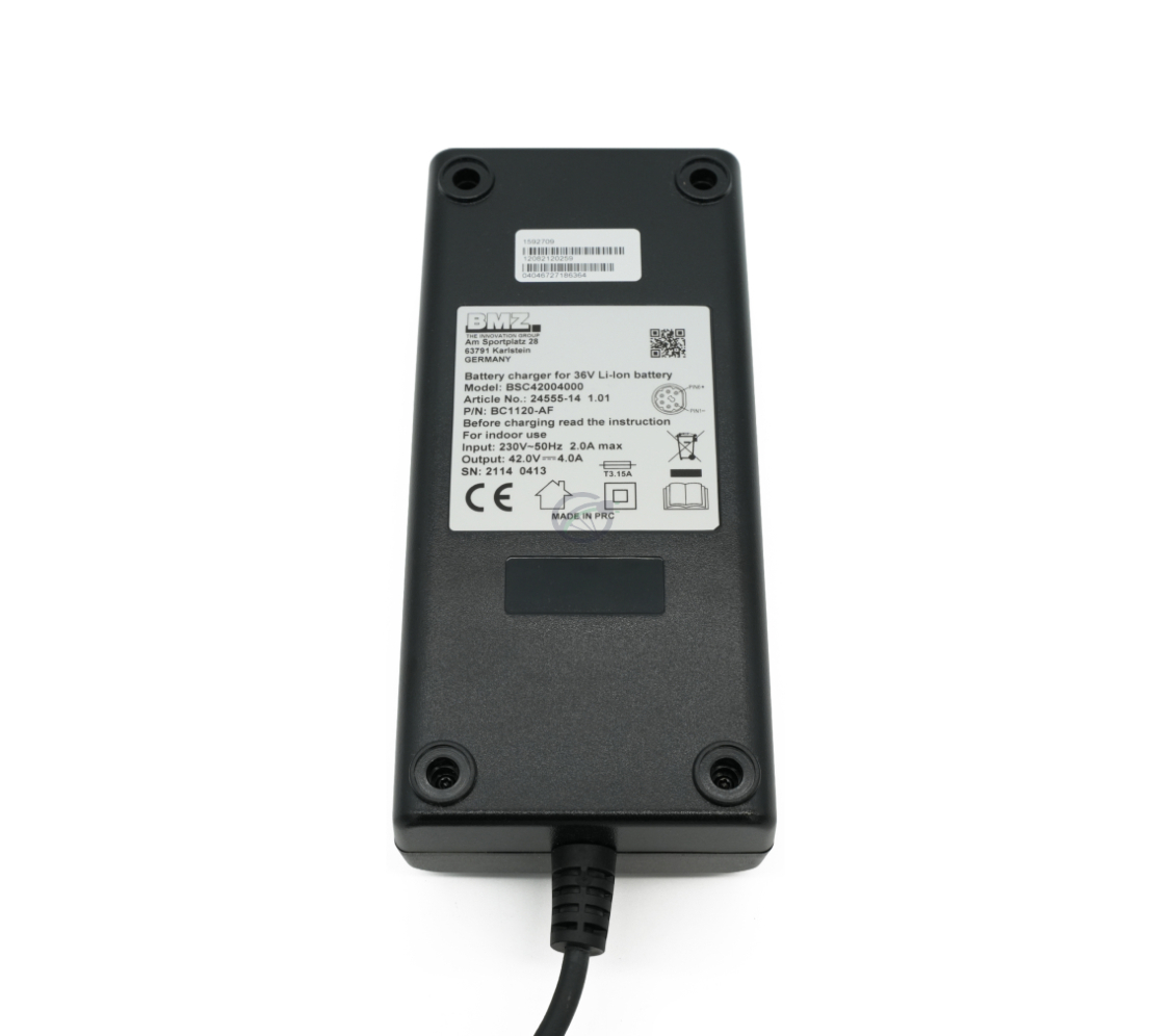 Set nedefra af Alber Neodrives Z20 V8 RS opladeren. Mærkaten på undersiden af opladeren er tydeligt synlig.