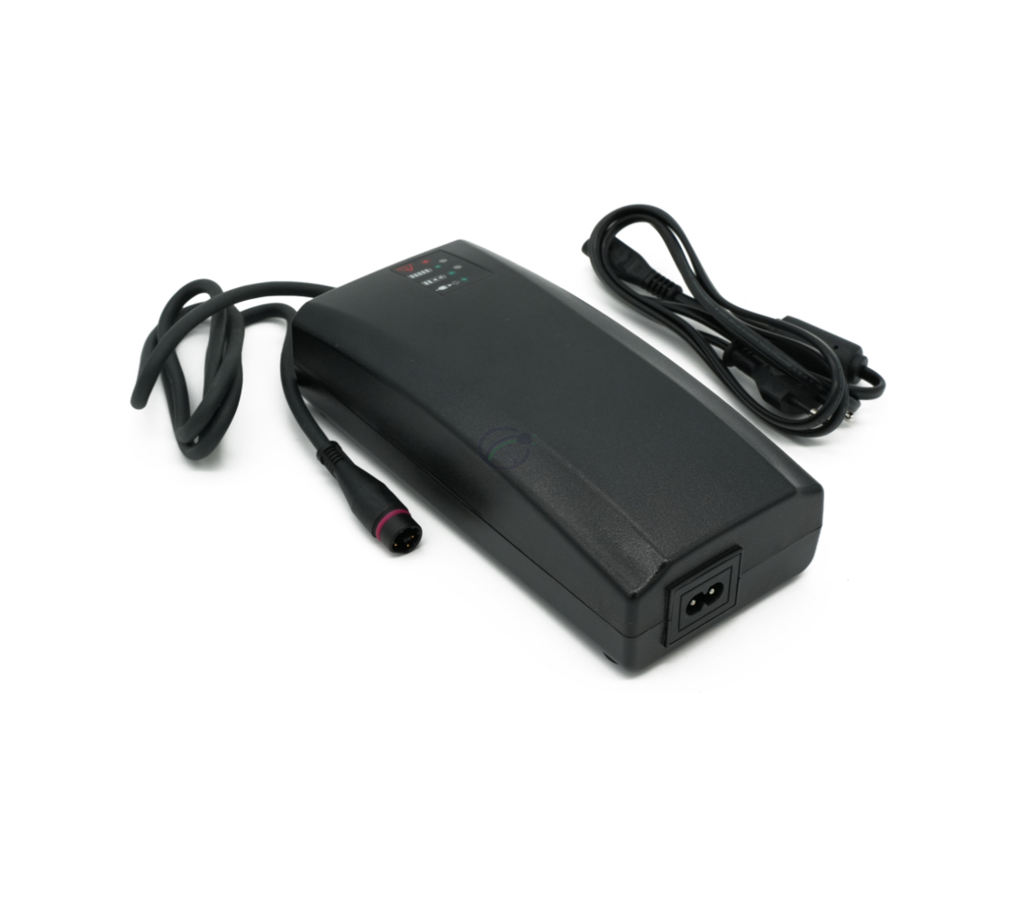 Trekvartsvinkel af Alber Neodrives Z20 V8 RS opladeren set forfra inklusive strømkabel.