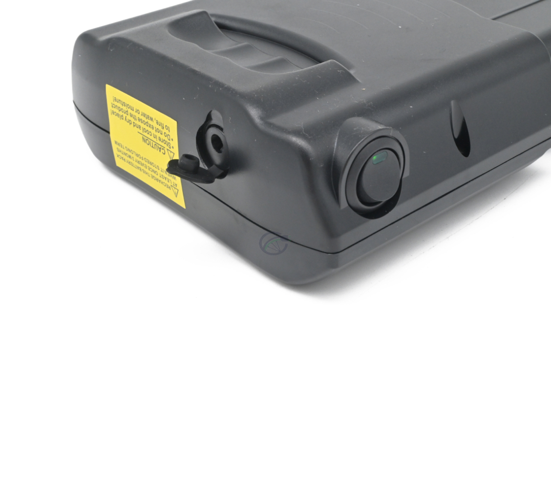 Trekvartsvue close-up billede af Ansmann 36V 11.6Ah Compatible cykelbatteri. Tænd-/slukknappen og opladningsporten er tydeligt synlige.