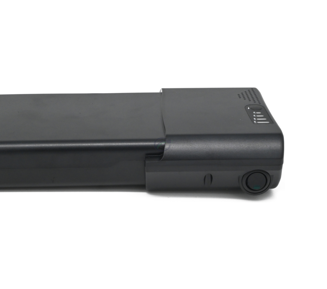 Sidevisning af Ansmann 36V 11.6Ah Compatible cykelbatteri. Tænd-/slukknappen og batteriindikatoren er synlige.