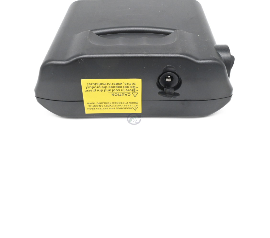 Close-up billede af opladningsporten på Ansmann 36V 14Ah Compatible cykelbatteri.