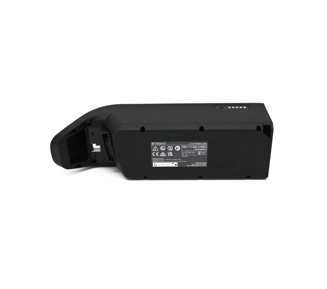 foto af Shimano BT-E6010 36V 11.6Ah fra siden, hvor du kan se siden og undersiden af batteriet med klistermærkerne og batteriprocentindikatoren
