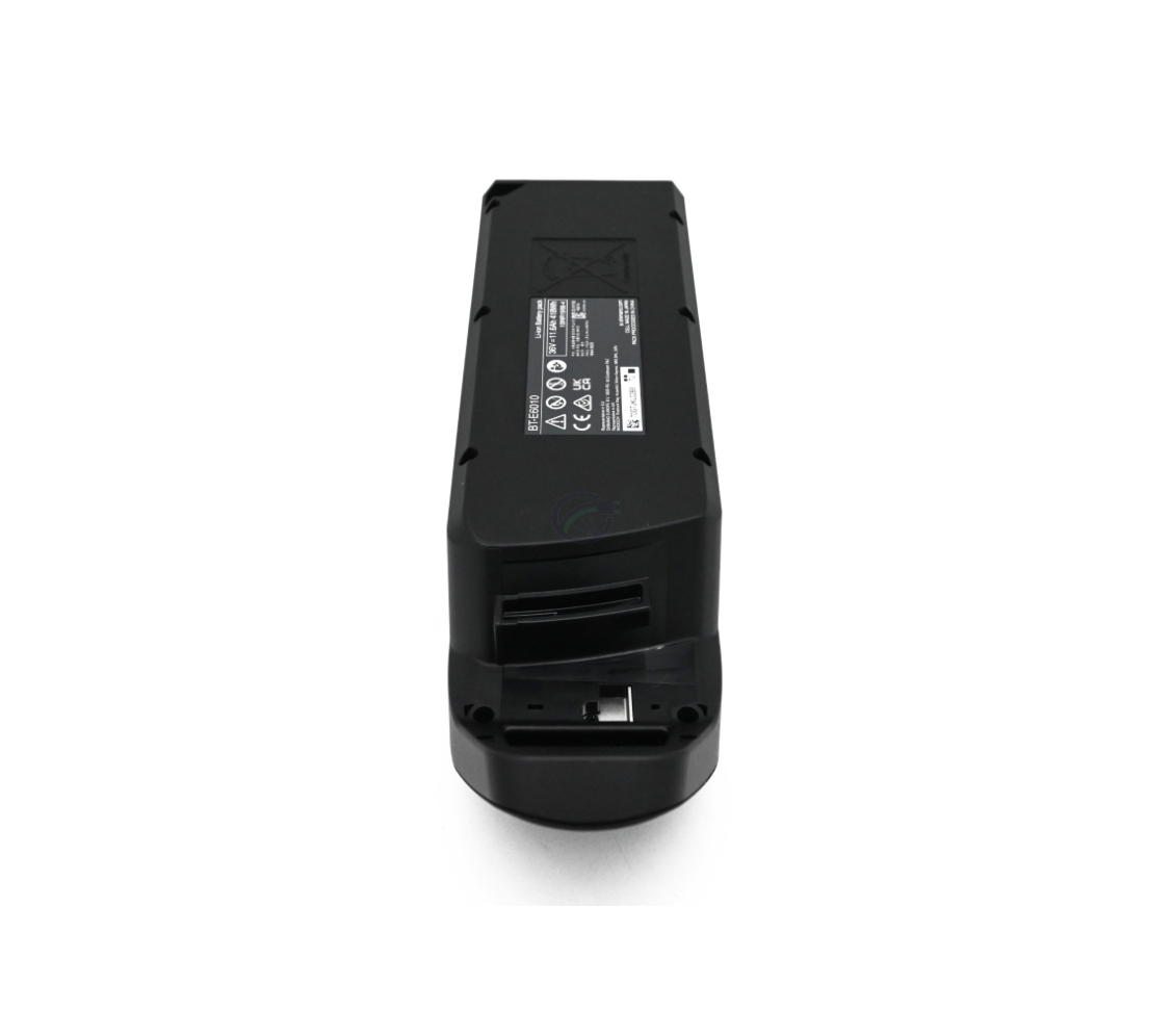 foto af Shimano BT-E6010 36V 11.6Ah fra forsiden, hvor du kan se undersiden af batteriet med klistermærker, der viser forklaringer og advarsler