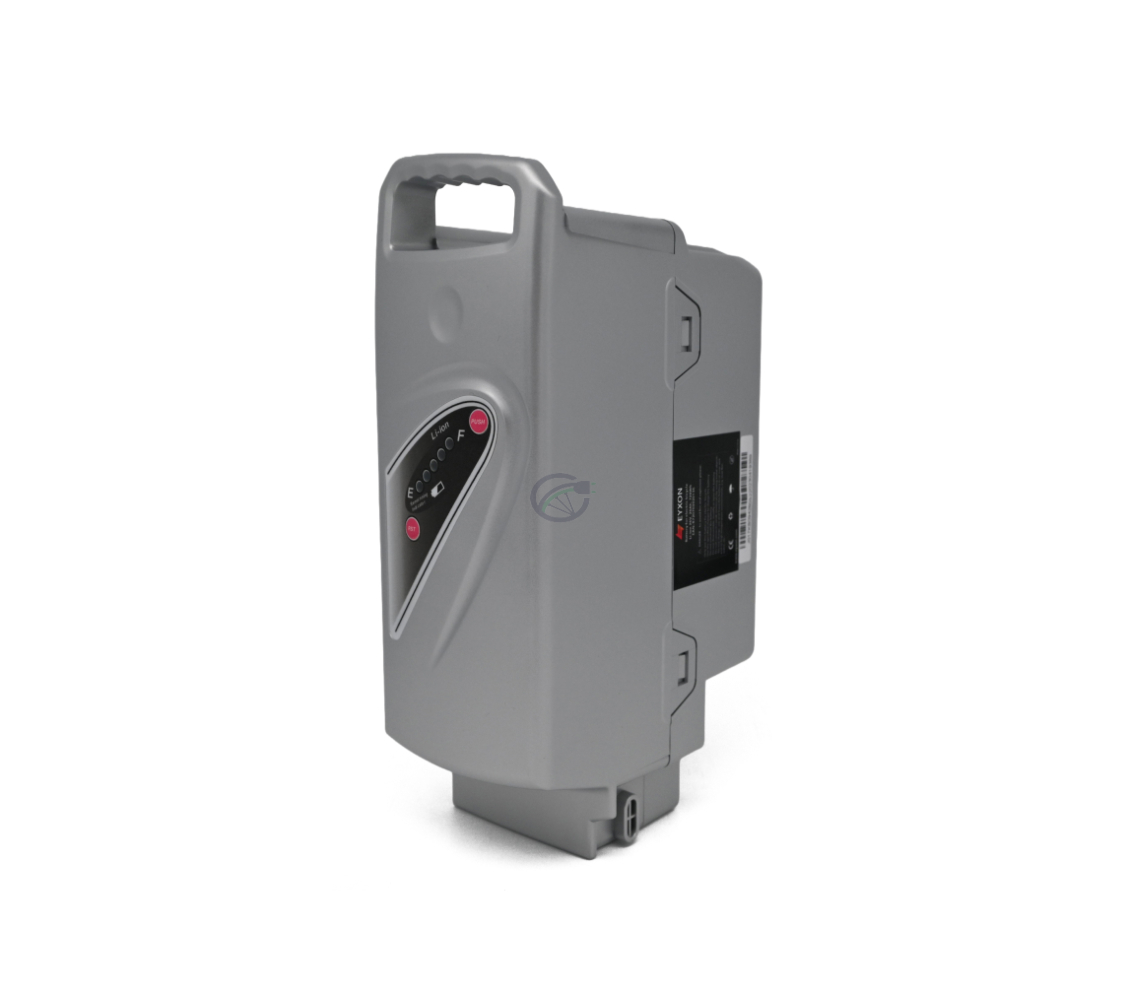 Foto fra skråt for-perspektiv af Flyer Kalkhoff Panasonic Kompatibel 26V 13Ah cykelbatteri, hvor du kan se batteriindikatoren, klistermærkerne med informationer og håndtaget forfra