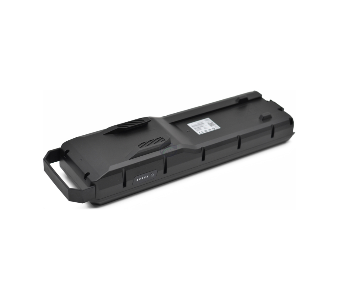 Underside af Bosch Powerpack 700 Performance/Active bagagebærer E-Bike Vision, taget fra en skrå vinkel, hvilket gør batteriet tydeligt synligt.