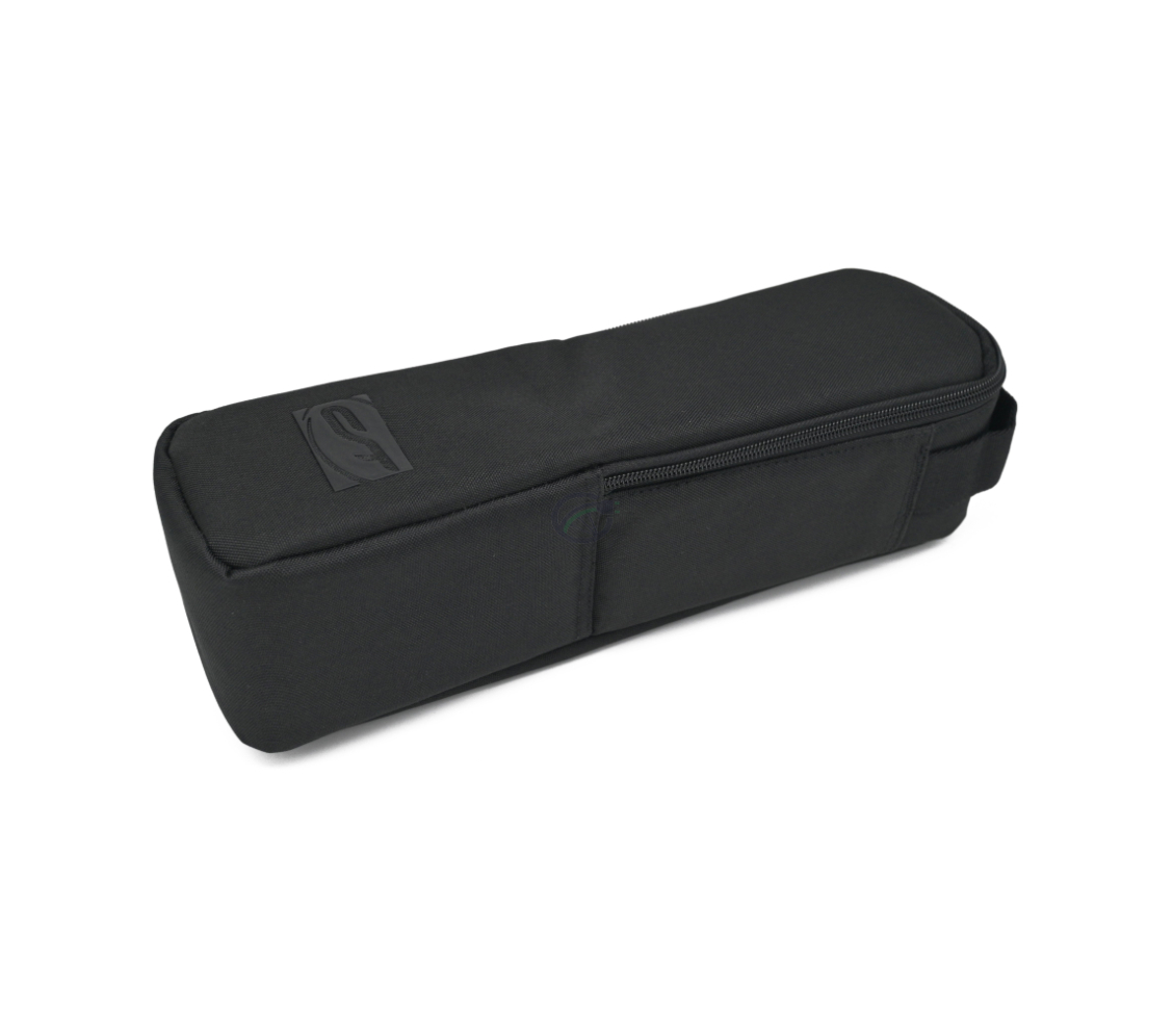Trekvartvisning af Contec batteritaske til rammebatterier i liggende position, taget fra bunden.