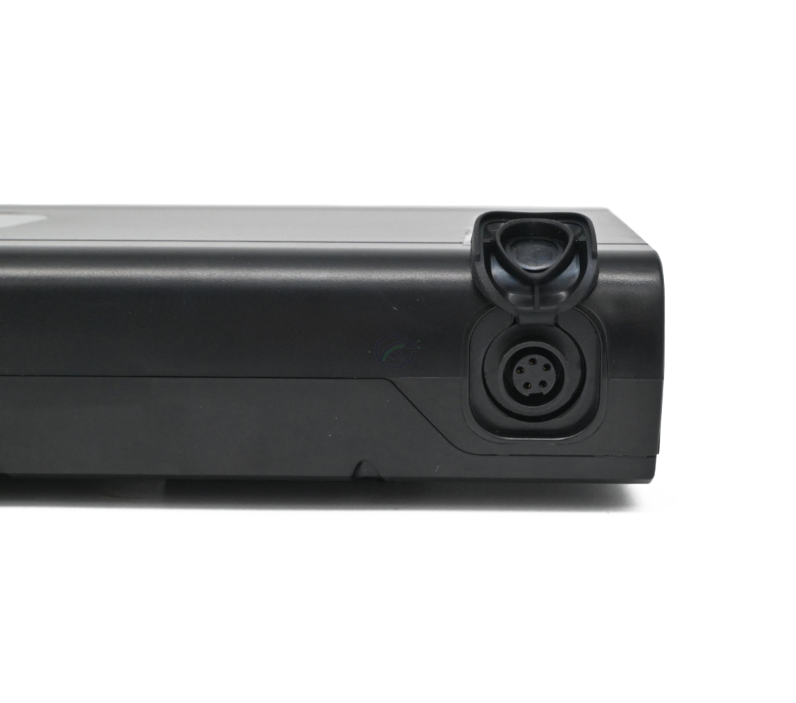 Foto fra siden af EYXON Sparta/Batavus B400 36V 12.8Ah Compatible cykelbatteri. Den fem-polet opladningsport er tydeligt synlig.
