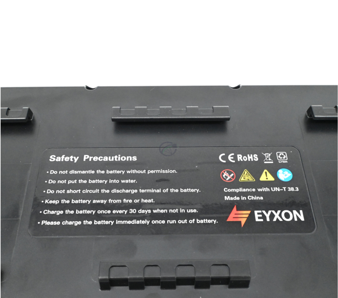 Nærbillede af etiketten på undersiden af EYXON Sparta/Batavus B400 36V 12.8Ah Compatible cykelbatteri.
