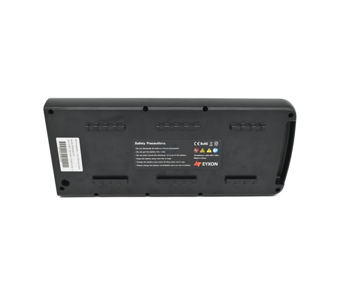 Skrå udsigt fra undersiden af EYXON Sparta/Batavus B400 36V 12.8Ah Compatible cykelbatteri.
