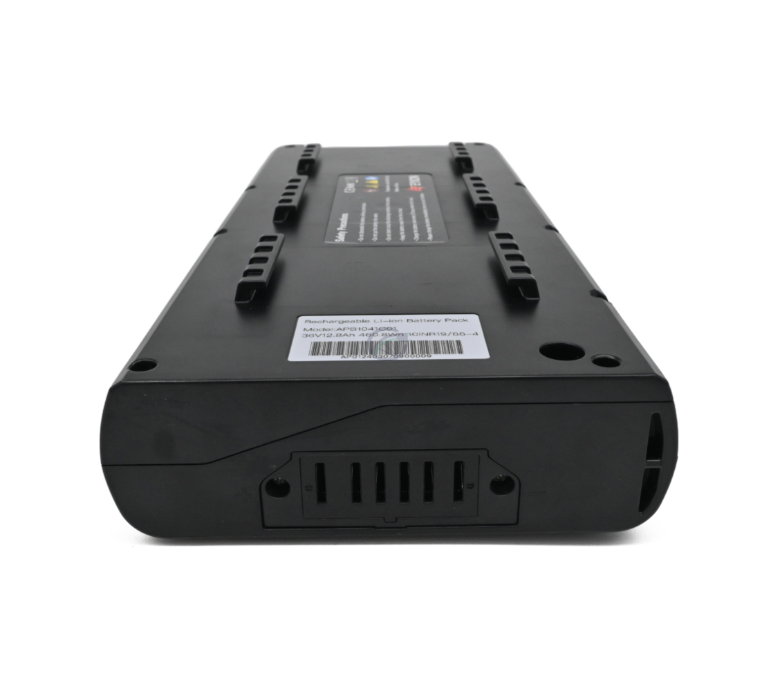 Frontbillede af EYXON Sparta/Batavus B400 36V 12.8Ah Compatible cykelbatteri. Cykeltilslutningen er synlig. Batteriet ligger omvendt.
