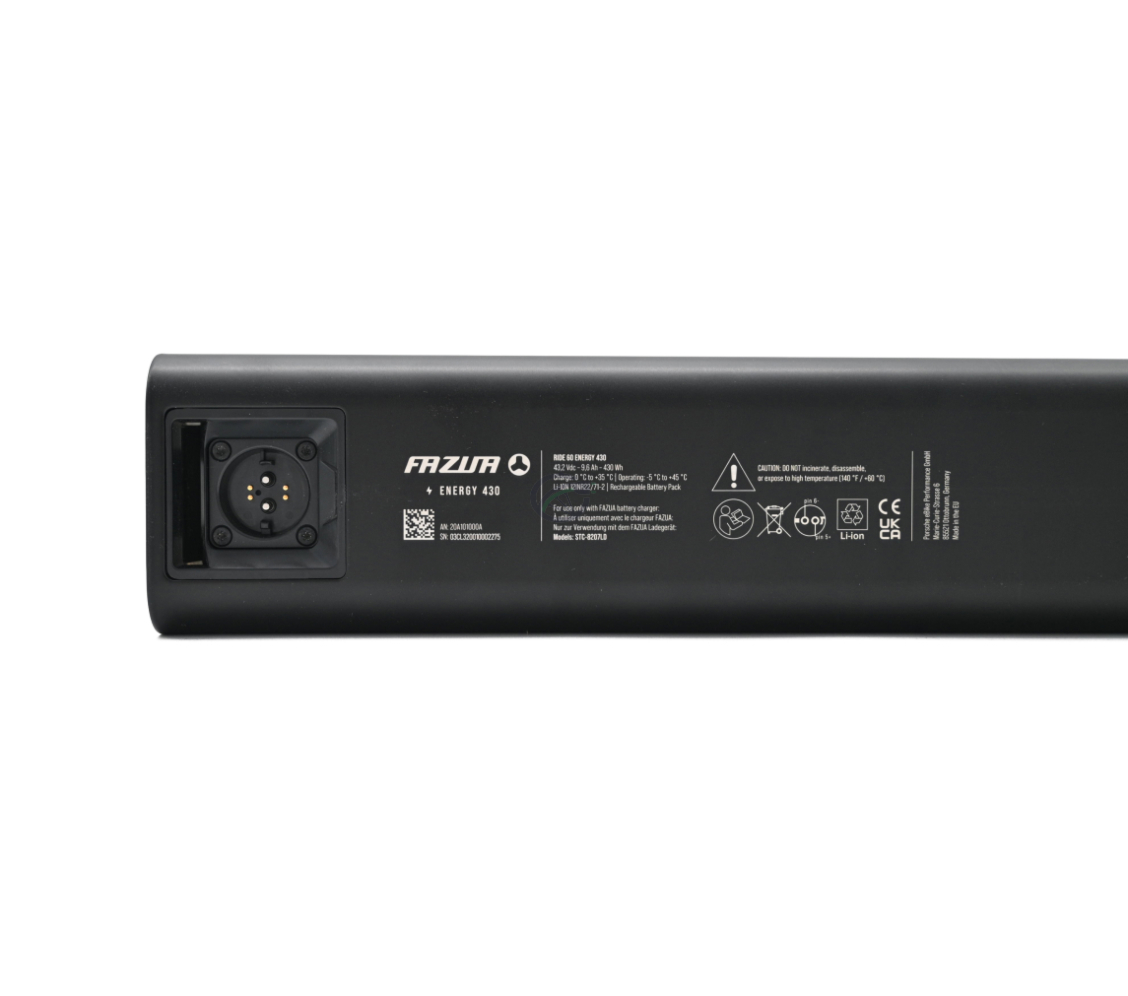 Undersidevisning af Fazua Energy 430 cykelbatteri. Etiketten på undersiden af batteriet er godt synlig.