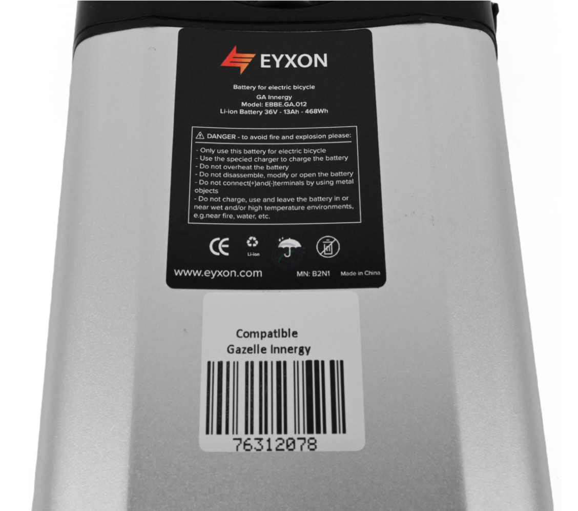 Et nærbillede af etiketterne på bunden af den Gazelle Innergy Gold kompatible batteri.