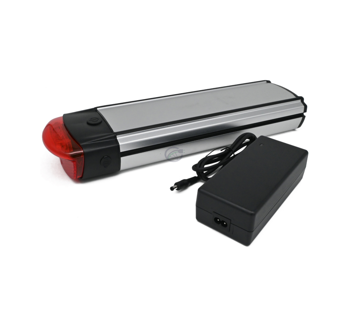 Den Gazelle Innergy Guld-kompatible batteri med 36V og 13Ah, inklusiv gratis oplader. Denne oplader kan også ses på billedet.