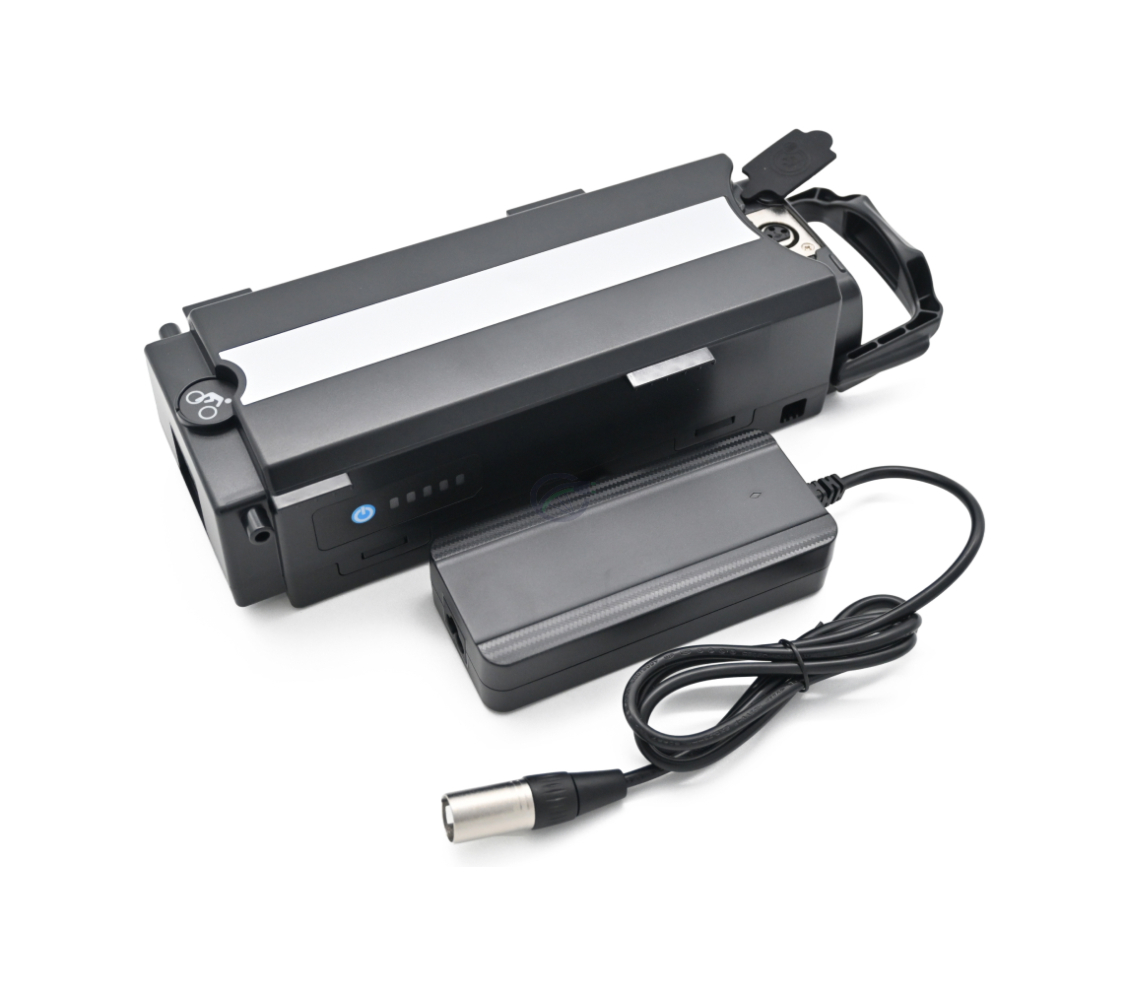 Trekvartsvue af Giant Twist Compatible 13Ah cykelbatteri set ovenfra. Opladeren ligger ved siden af batteriet.