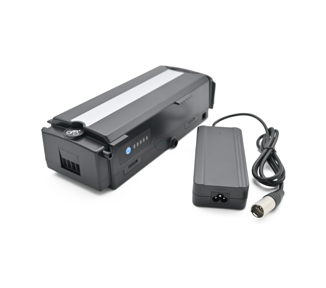Trekvartsvue af Giant Twist Compatible 13Ah med opladeren ved siden af batteriet.