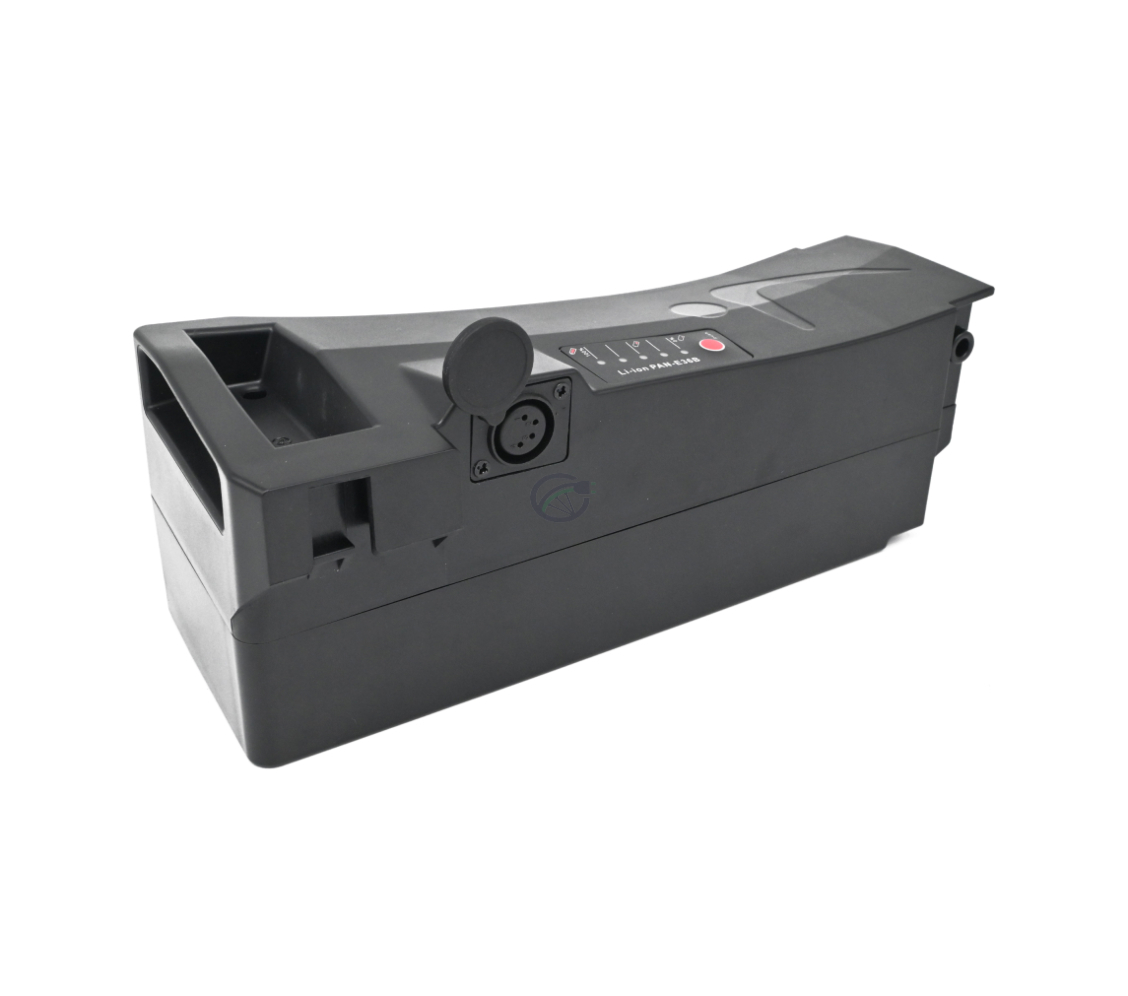 Trekvart synsvinkel af Impulse 36V 14.5Ah kompatibelt batteri produceret af EYXON. Billedet er taget fra en skrå vinkel, hvor siden og toppen er synlige. Dækslet til tilslutningen er åbent.