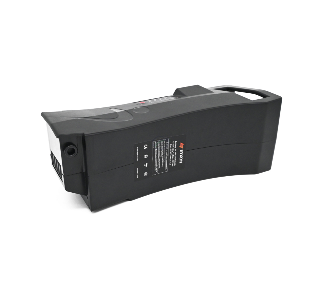 Impulse 36V 14.5Ah kompatibelt batteri produceret af EYXON fra en skrå vinkel. Hovedsageligt er siden med etiketten tydeligt synlig.