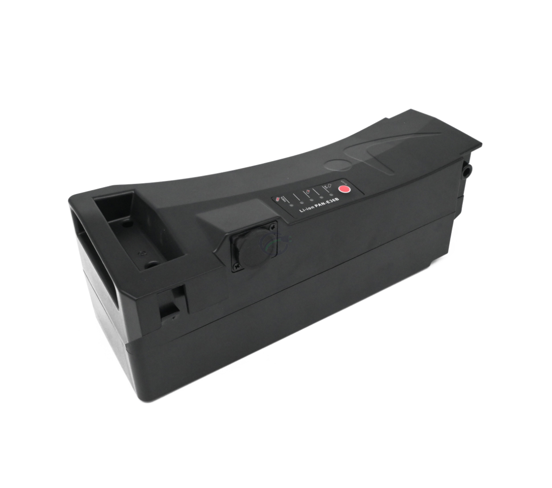 Impulse 36V 14.5Ah kompatibelt batteri produceret af EYXON fra en skrå vinkel. Håndtaget, toppen og siden af batteriet er synlige.