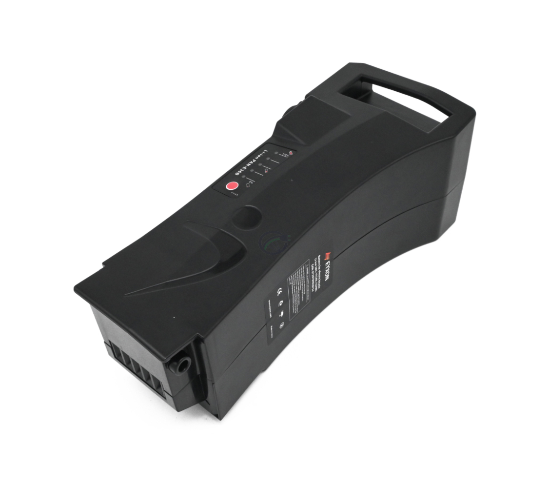 Impulse 36V 14.5Ah kompatibelt batteri produceret af EYXON fra ovenfra i en skrå vinkel. Siden med etiketten og toppen af batteriet er synlige.