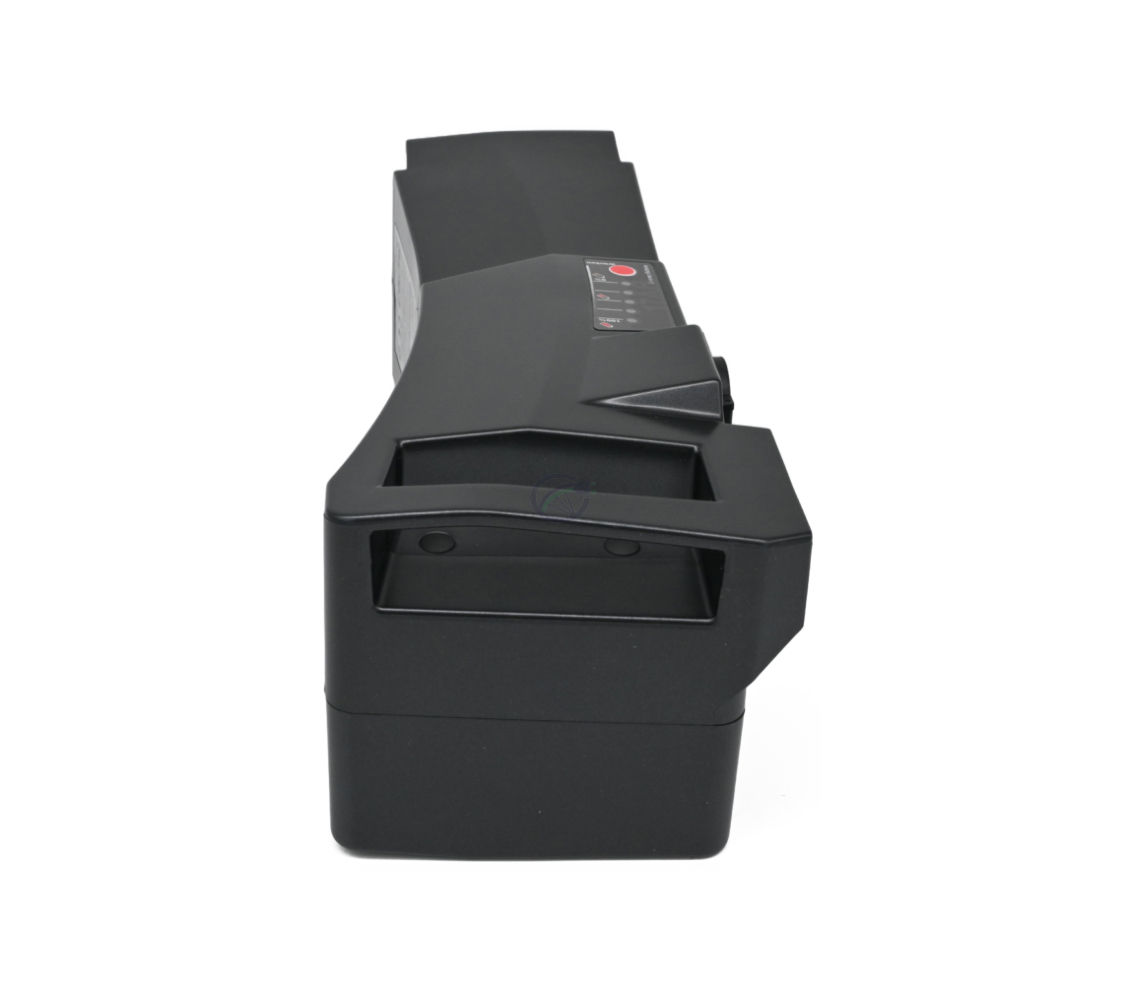 Billede af bagsiden af Kalkhoff Impulse batteri 36V 17Ah. Håndtaget og toppen af batteriet er tydeligt synlige.

