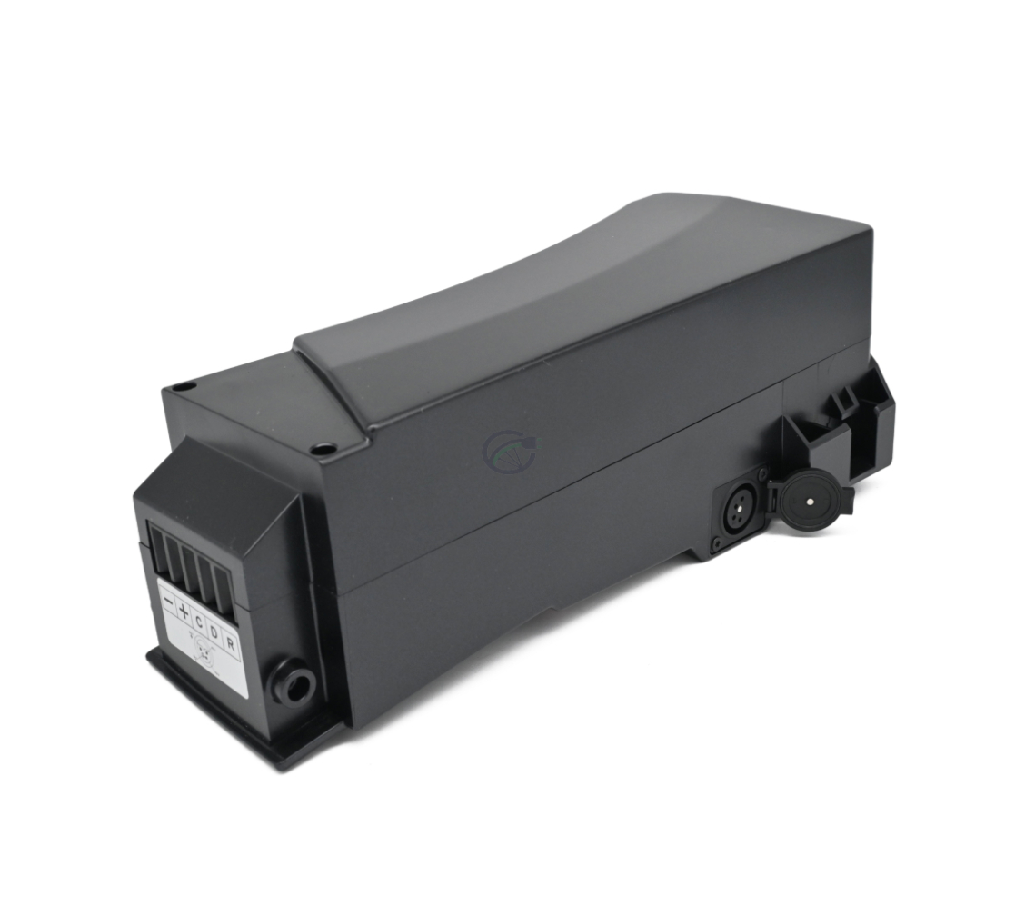 Trekvart billede af Kalkhoff Impulse batteri 36V 17Ah, ladeforbindelsen og cykelforbindelsen er tydeligt synlige.

