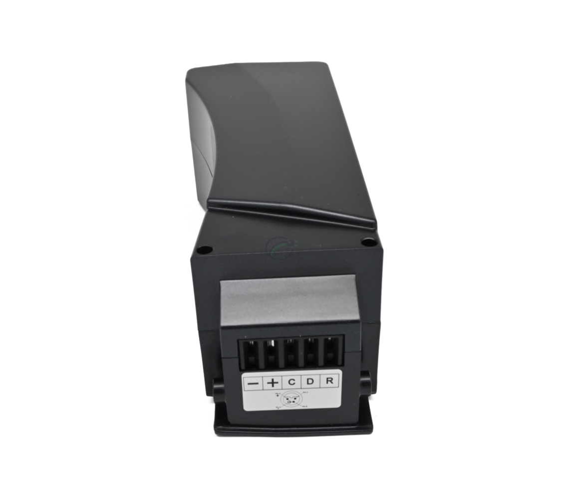 Forbillede af Kalkhoff Impulse batteri 36V 17Ah. Forbindelsen, som batteriet tilsluttes cyklen med, er tydeligt synlig.

