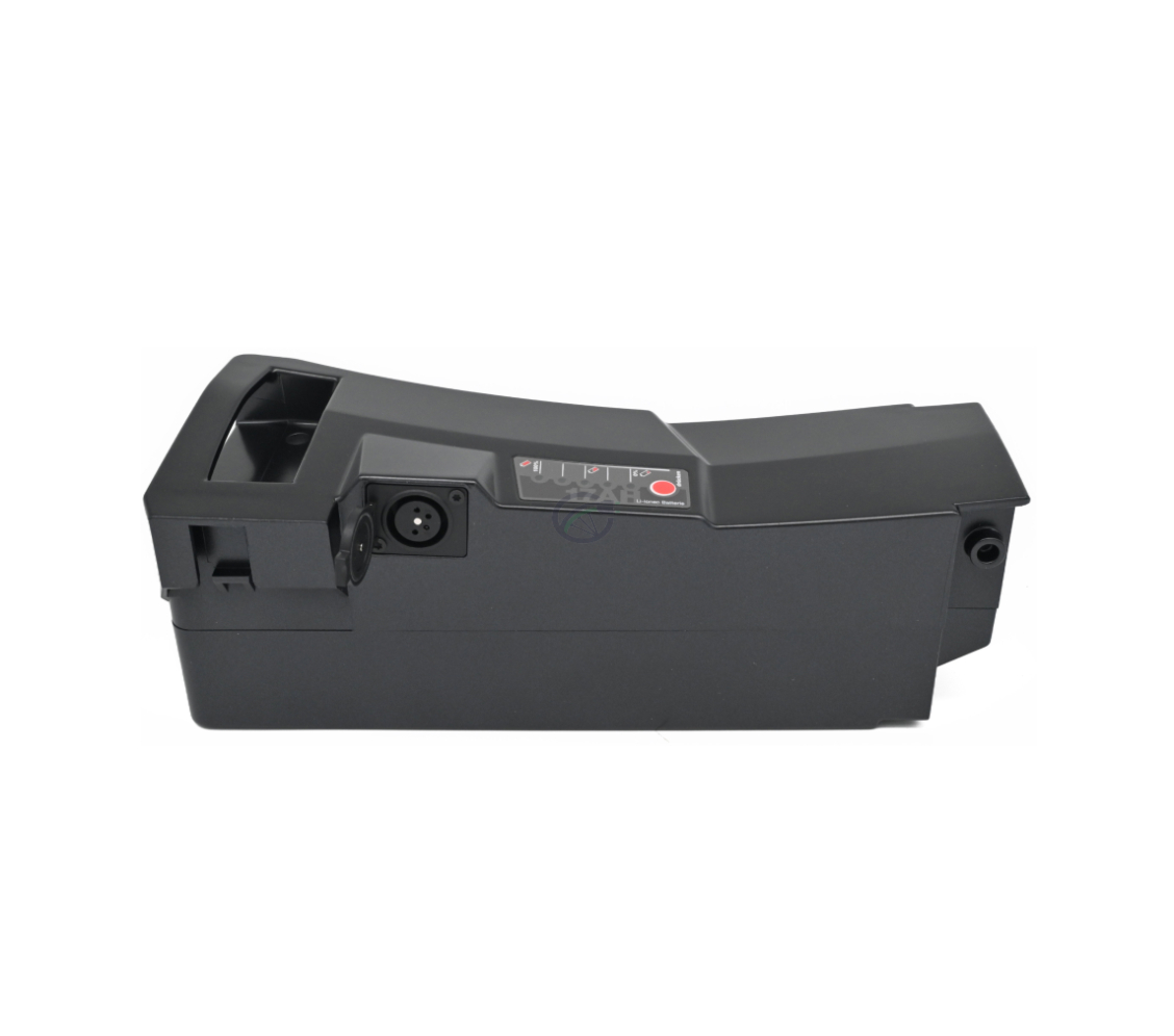 Sidebillede af Kalkhoff Impulse batteri 36V 17Ah fra en højere vinkel. Den venstre side og forbindelsen, som batteriet oplades med, er tydeligt synlige.

