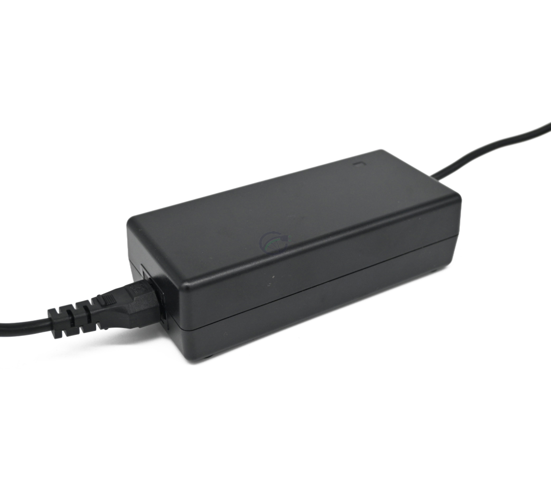 Trekvart udsigt af Phylion 42V 2A 2-polet oplader uden tilslutning.
