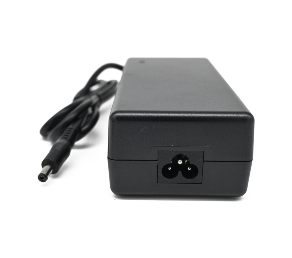 Frontudsigt af Phylion 42V 2A 2-polet oplader taget fra en lav vinkel.