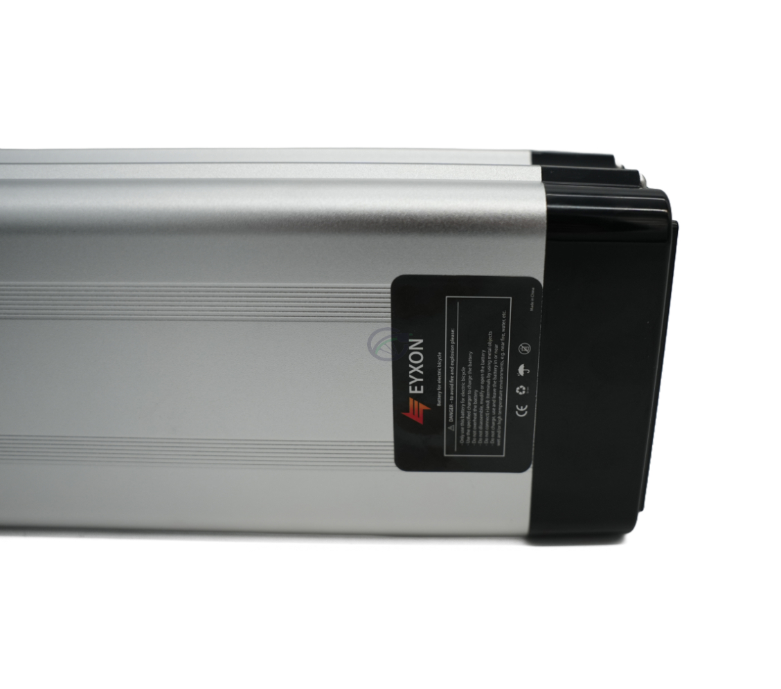 Nærbillede af etiketten på undersiden af Phylion XH370-12J Silverfish 37V 12Ah Compatible.