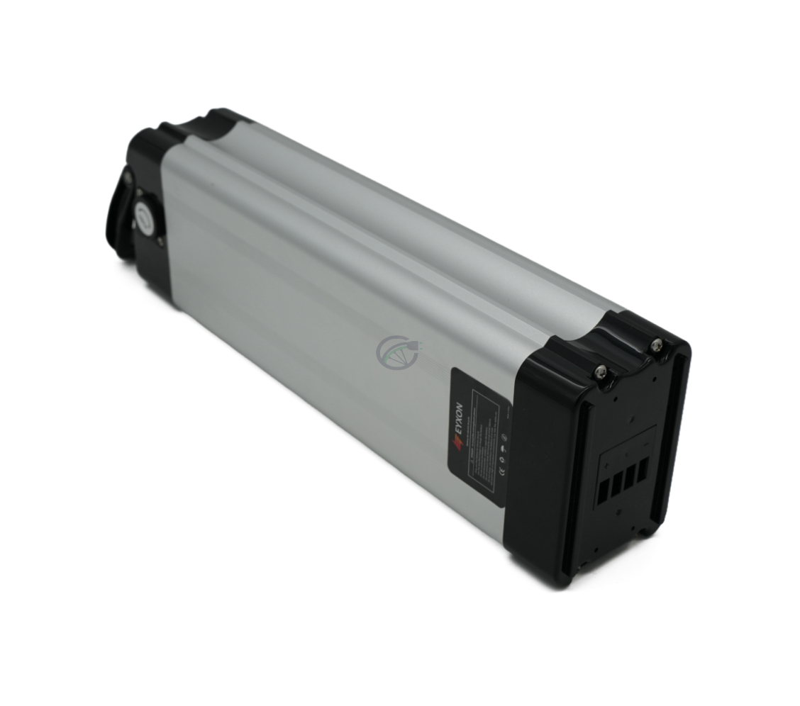 Trekvartsvinkel af Phylion XH370-12J Silverfish 37V 12Ah Compatible, hvor cykeltilslutningen er synlig, taget fra toppen.