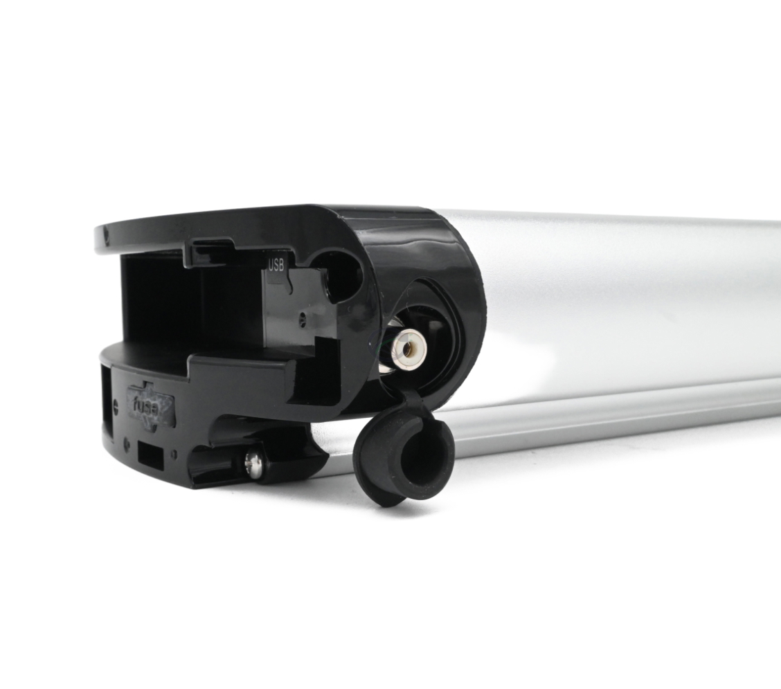Trekvart vinkel, hvor tilslutningen af Phylion XH370-13J Wall-E 37V 14Ah (2-polet) er tydeligt synlig. Billedet af dette Phylion-batteri er taget fra en lavere vinkel.