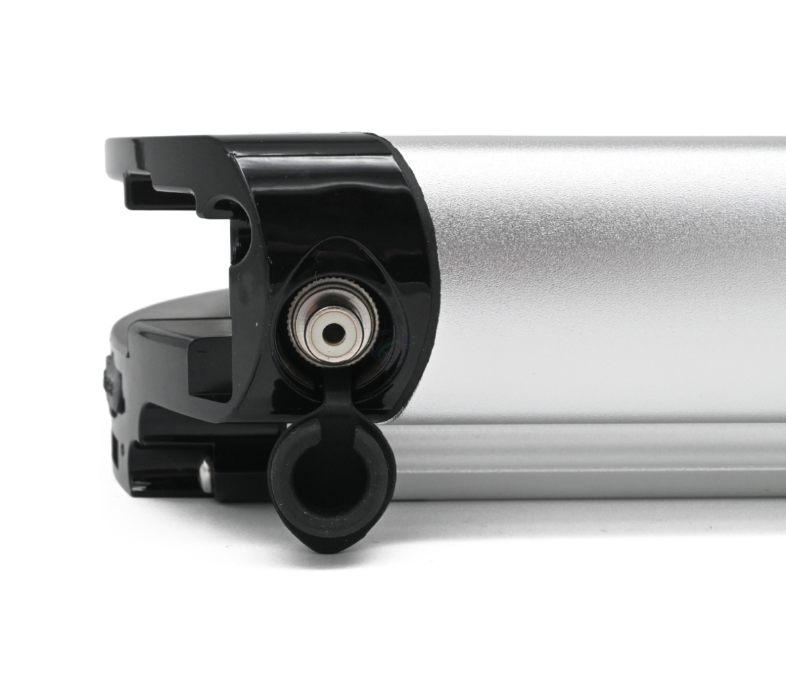 Nærbillede af siden af Phylion XH370-13J Wall-E 37V 14Ah (2-polet). Opladningsporten af dette Phylion-batteri er tydeligt synlig.