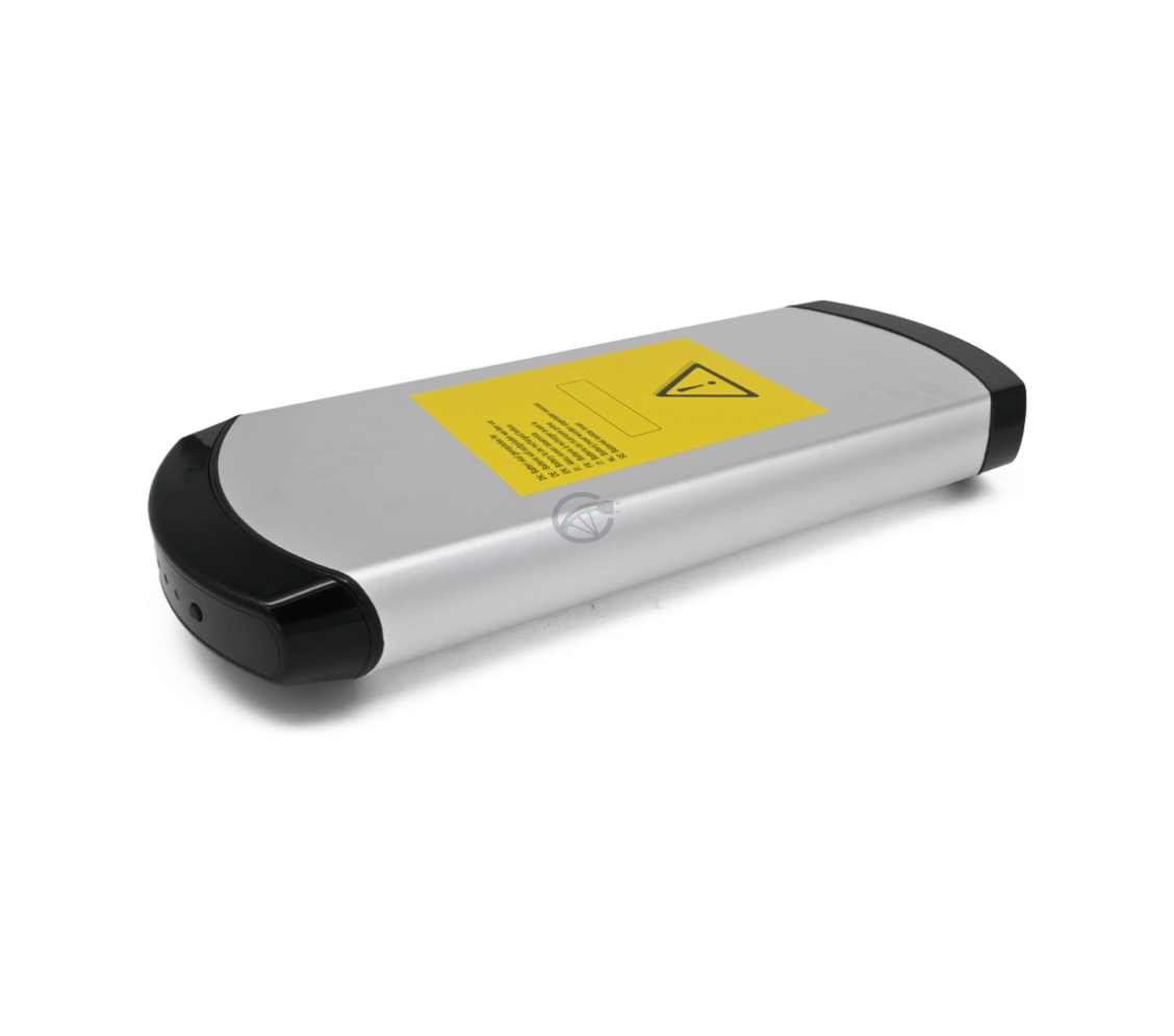 Klart billede af den komplette Phylion-batteri. Denne Phylion XH370-13J Wall-E 37V 14Ah (2-polet) er taget fra en trekvart vinkel, så toppen og siden af batteriet er synlige.