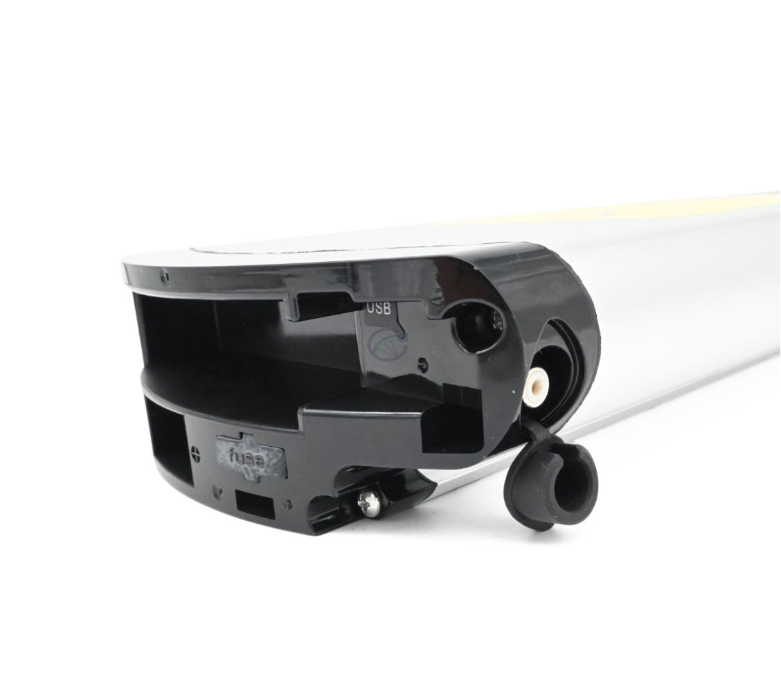 Skrå frontvinkel af Phylion XH370-13J Wall-E 37V 14Ah (2-polet). Opladningsporten og cykeltilslutningen af dette Phylion-batteri er synlige.
