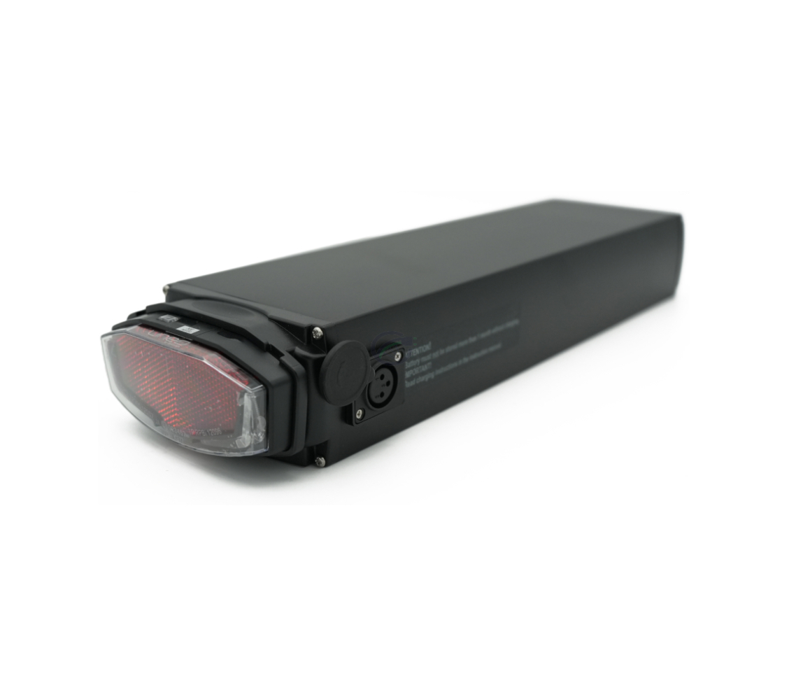 Trekvartsvinkel af Promovec Carrier 6.2XL 36V 11Ah cykelbatteri. Baglygten på batteriet og opladningsporten er synlige.