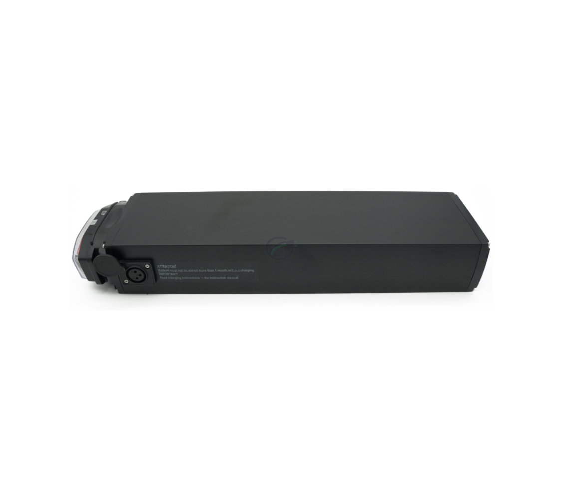 Sideudsigt af Promovec Carrier 6.2XL 36V 11Ah cykelbatteri. Opladningsporten på siden er tydeligt synlig.