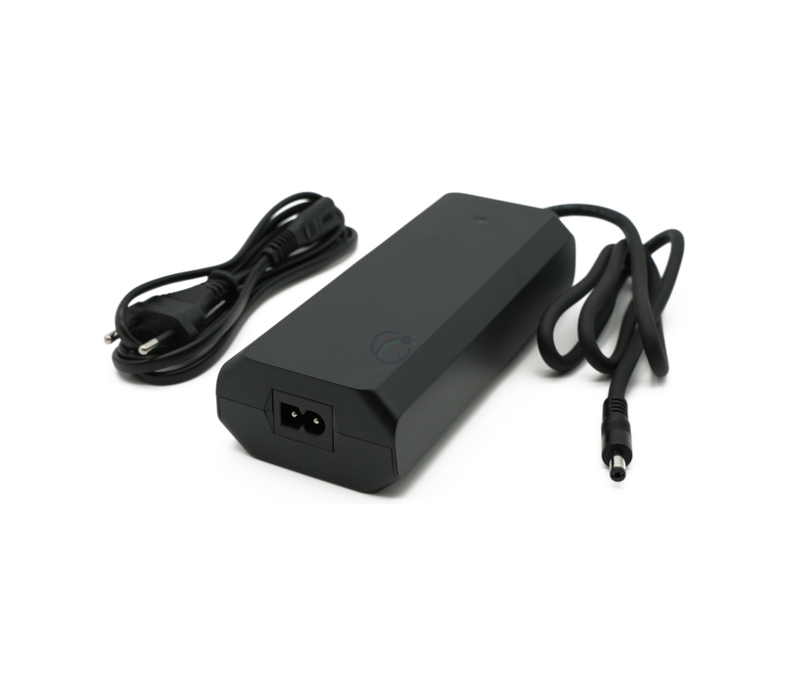 Trekvartvisning af Rad Power Bikes 48V 2A oplader, hvor det tilhørende kabel og strømforbindelsen er godt synlige.