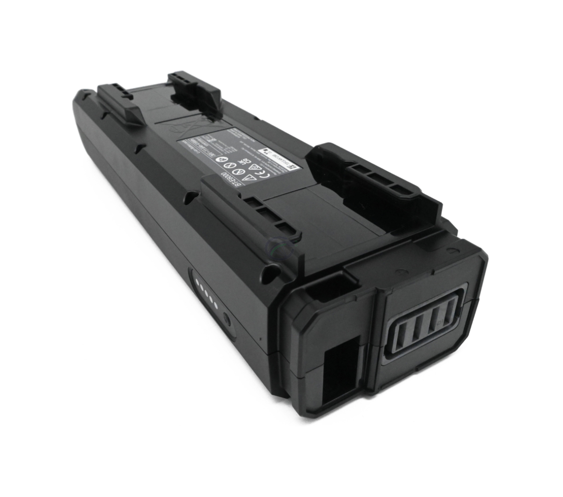 Trekvart perspektiv af Shimano Steps BT-E6000 cykelbatteri på hovedet. Cykeltilslutningen og etiketten på bunden af batteriet er læsbare.