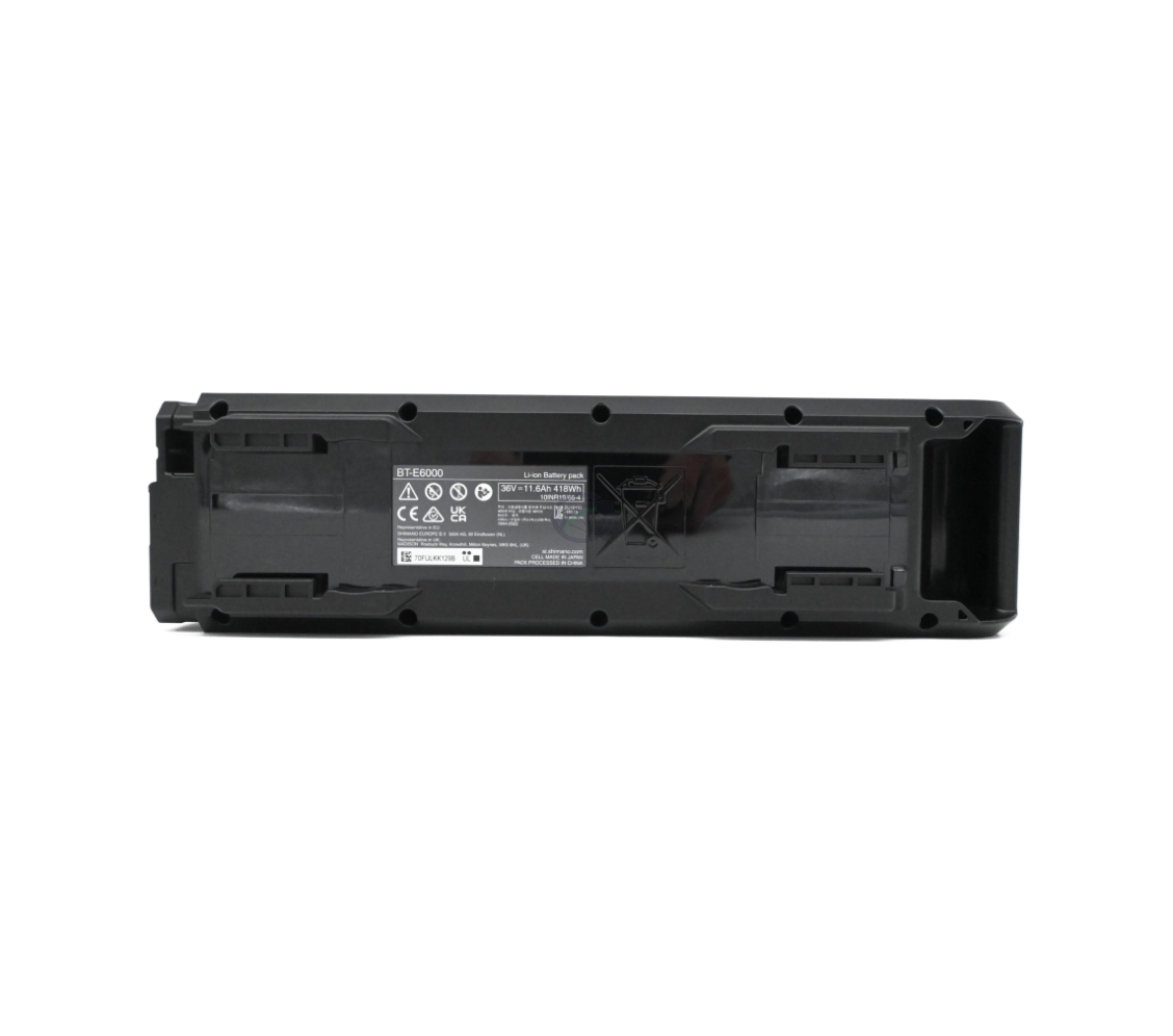 Bundperspektiv af Shimano Steps BT-E6000 cykelbatteri. Etiketten på bunden af batteriet er læsbar.