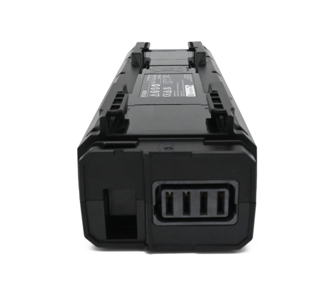 Frontperspektiv af Shimano Steps BT-E6000 cykelbatteri på hovedet. Cykeltilslutningen og etiketten på bunden af batteriet er synlige.