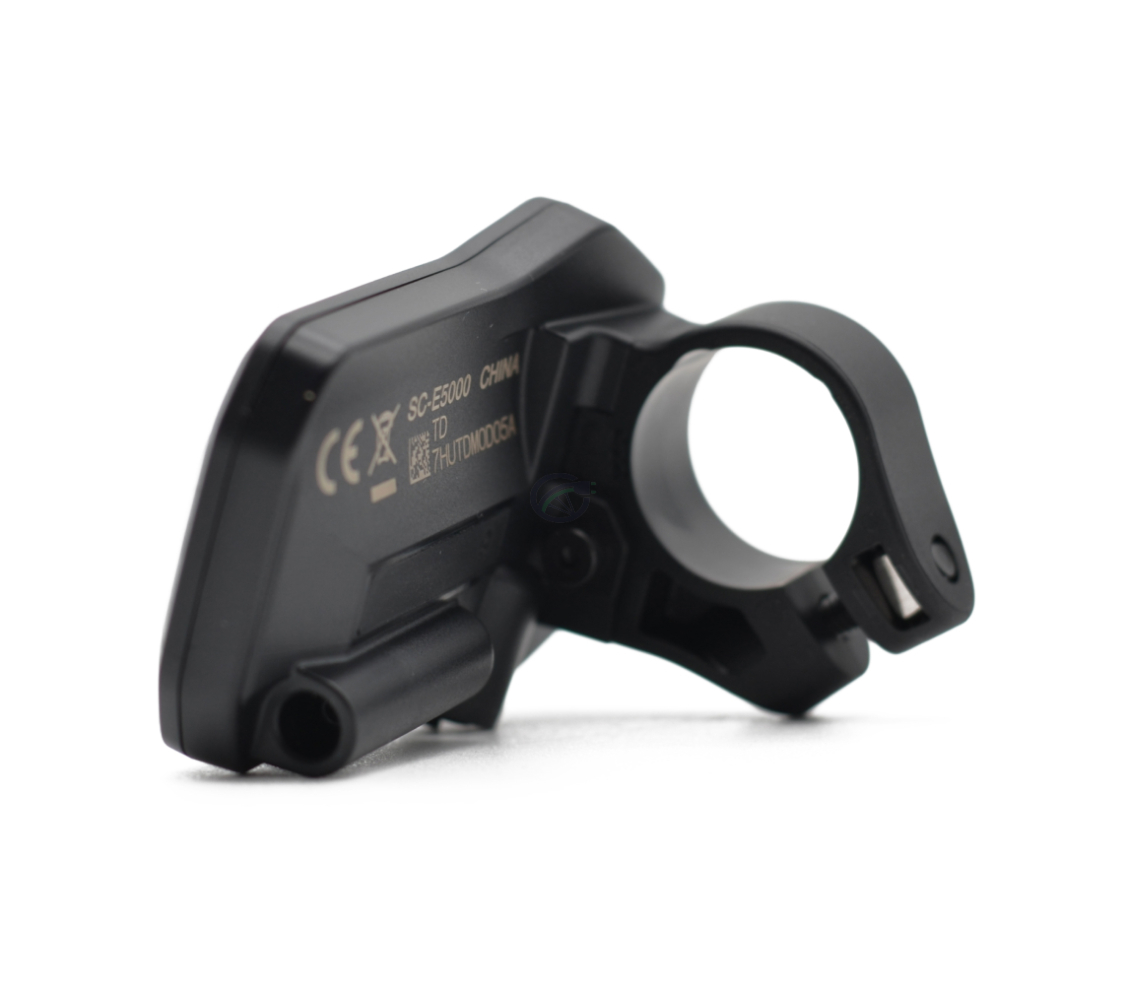 Trekvartssyn af bagsiden af Shimano Steps display SC-E5000 cykelcomputer. Monteringssystemet er godt synligt.