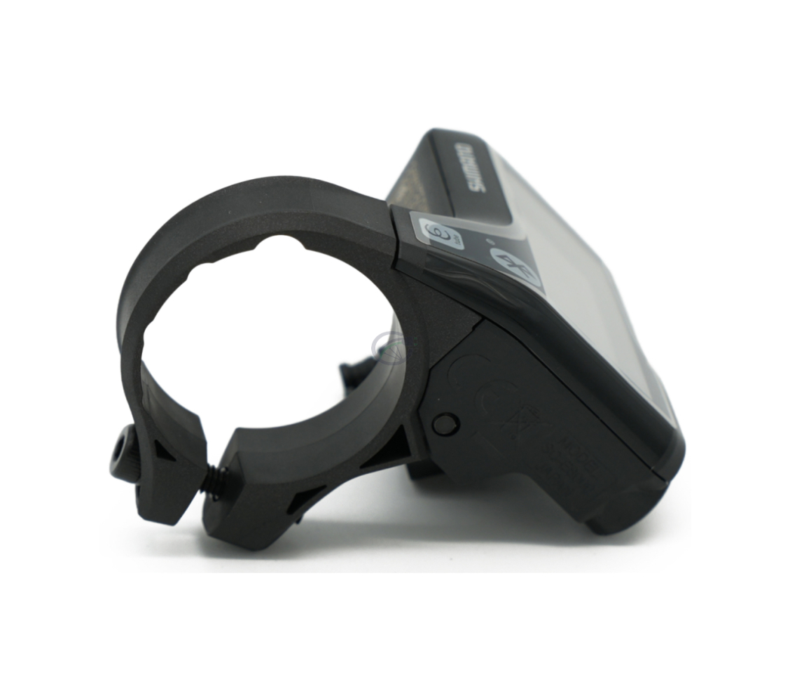 Sidevinkel af Shimano Steps SC-E8000, hvor displayet og tilslutningen er synlige.

